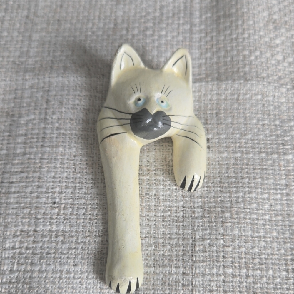 Charming Cream Cat Brooch